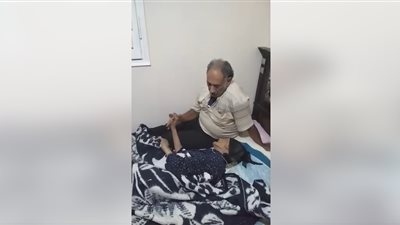 أم تموت مقهورة، جحود عيالها خلاها ترفض تشوفهم وهي على فراش الموت (فيديو)