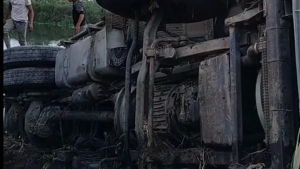 انقلاب سيارة تريلا داخل مصرف مائي