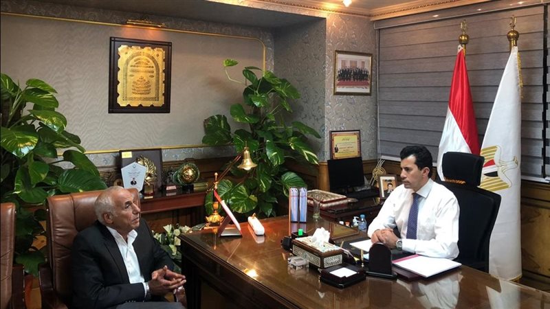 وزير الرياضة أثناء