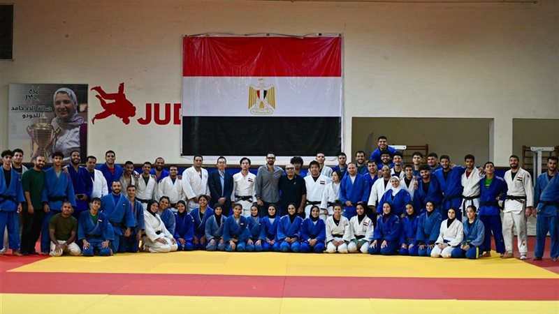 رئيس اتحاد الجودو مع لاعبي المنتخب الوطني 