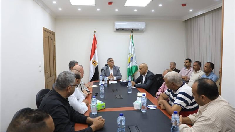 جانب من اجتماع محافظ