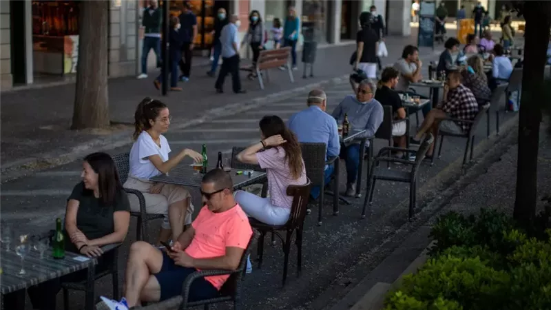 سرقة 1100 كرسي مطعم