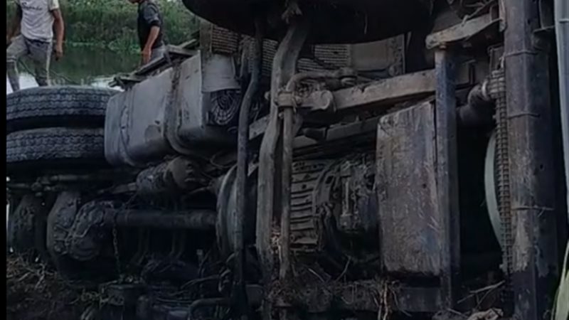 انقلاب سيارة تريلا داخل مصرف مائي