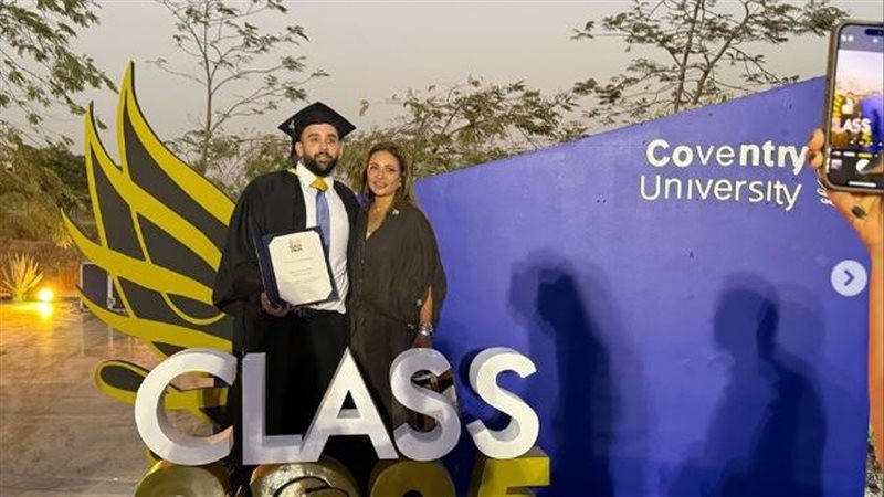 ليلى علوي تحتفل بتخرج ابنها خالد من الجامعة