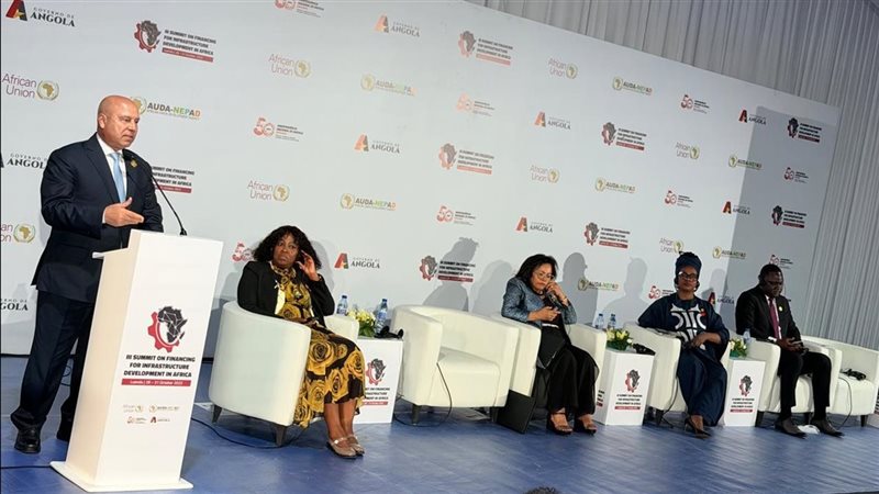 جانب من كلمة  كامل الوزير في إحدى جلسات اقمة لواندا