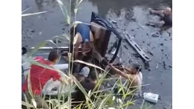 شهامة المصريين تنقذ أسرة انقلبت سيارتهم في ترعة بالقليوبية 