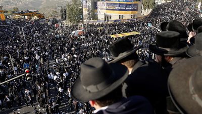 احتجاجات ضخمة للحريديم بالقدس ضد قانون التجنيد وإغلاق طرق رئيسية، ما القصة؟