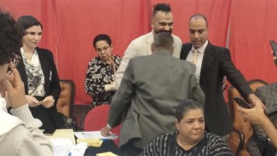 إبراهيم سعيد يظهر في انتخابات الأهلي ويدلي بصوته (صور)