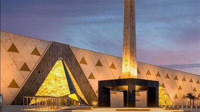 كم يستغرق الزائر من الوقت لمشاهدة القطع الأثرية الموجودة بالمتحف المصري الكبير؟