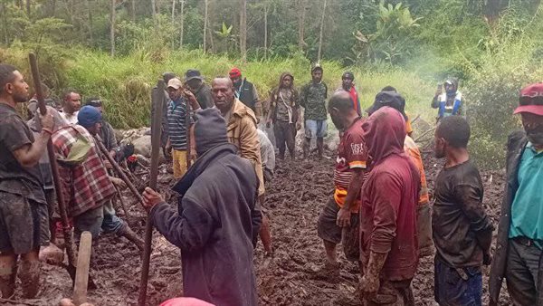 مقتل 21 شخصا في انهيار أرضي بقرية داخل غينيا الجديدة