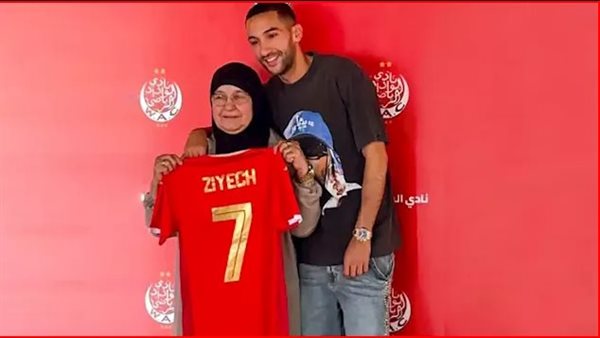 حكيم زياش مع والدته وقميص الوداد المغربي