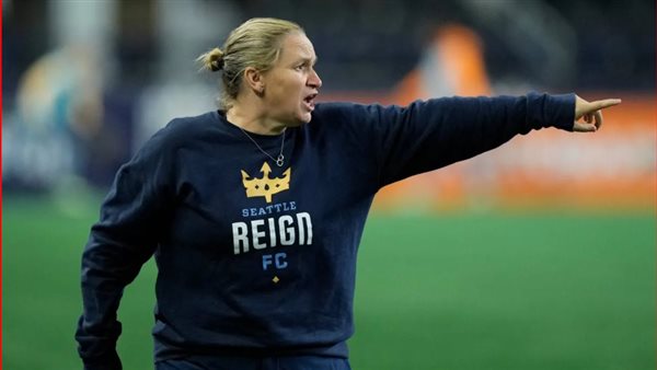 لورا هارفي مدربة فريق سياتل رين الأمريكي