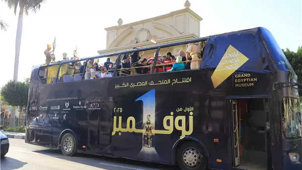 حافلات تجوب الشوارع احتفالًا بافتتاح المتحف المصري الكبير
