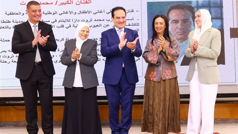 بعد إصابة نجله بمرض