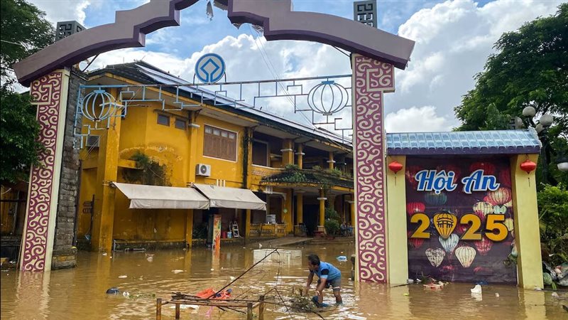 ارتفاع حصيلة قتلى فيضانات فيتنام إلى 13 قتيلا و11 مفقودا