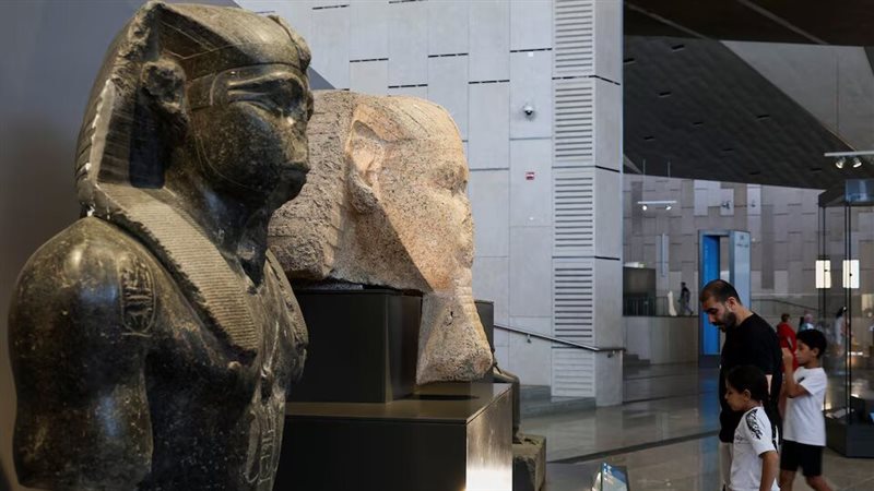 المتحف المصري الكبير بجوار الأهرامات ينعش السياحة