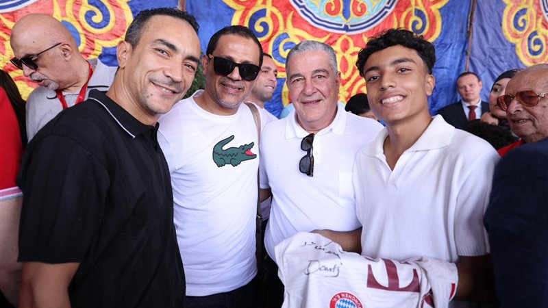 ياسين منصور مع أعضاء الأهلي