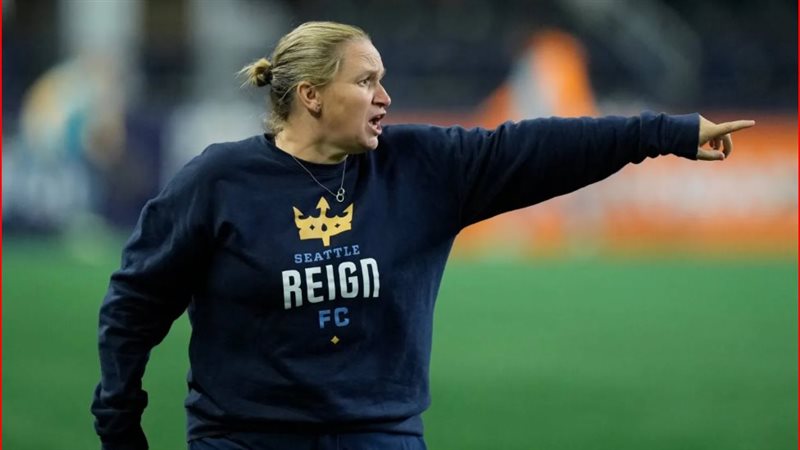 لورا هارفي مدربة فريق سياتل رين الأمريكي