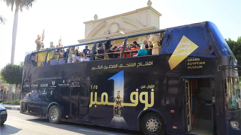 حافلات تجوب الشوارع احتفالًا بافتتاح المتحف المصري الكبير