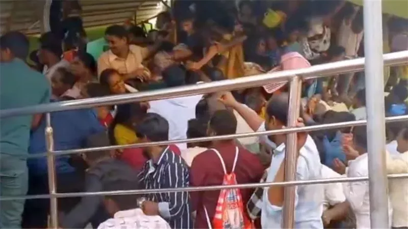 مقتل 10 أشخاص في تدافع داخل معبد في ولاية بالهند