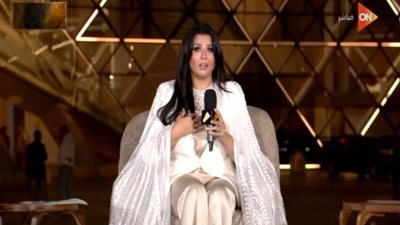 منى الشاذلي بإطلالة أنيقة وفخمة في حفل افتتاح المتحف المصري الكبير