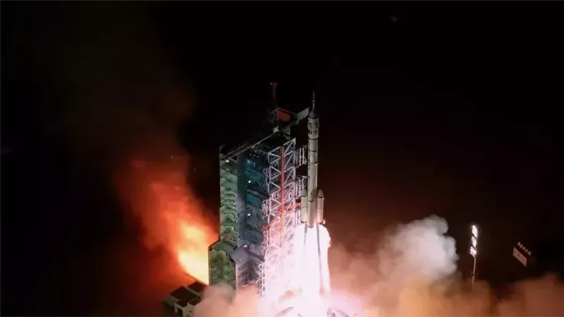 الصين تطلق رواد فضاء