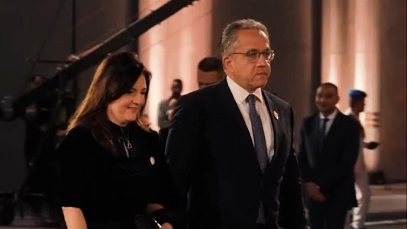 خالد العناني وزوجته يصلان حفل افتتاح المتحف المصري الكبير