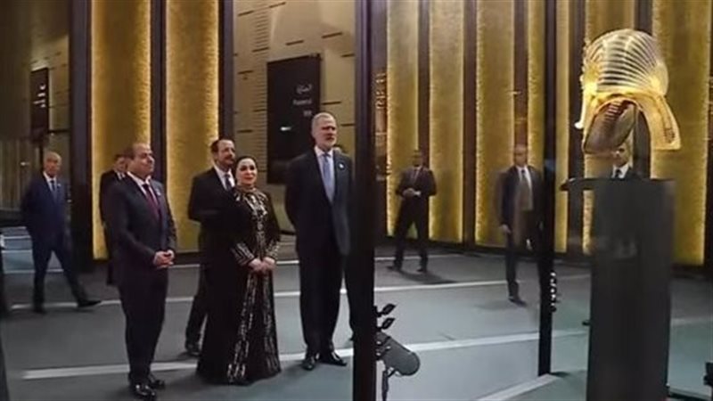 الرئيس السيسي وقرينته يصطحبان ضيوف العالم جولة داخل المتحف