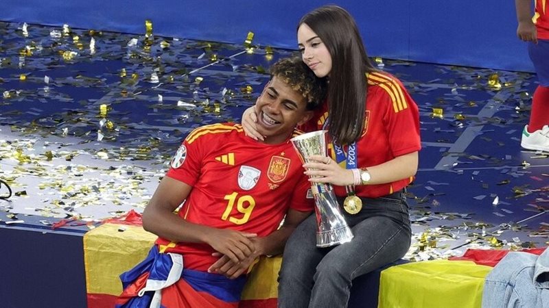 هل يتأثر لامين يامال بعلاقاته العاطفية؟