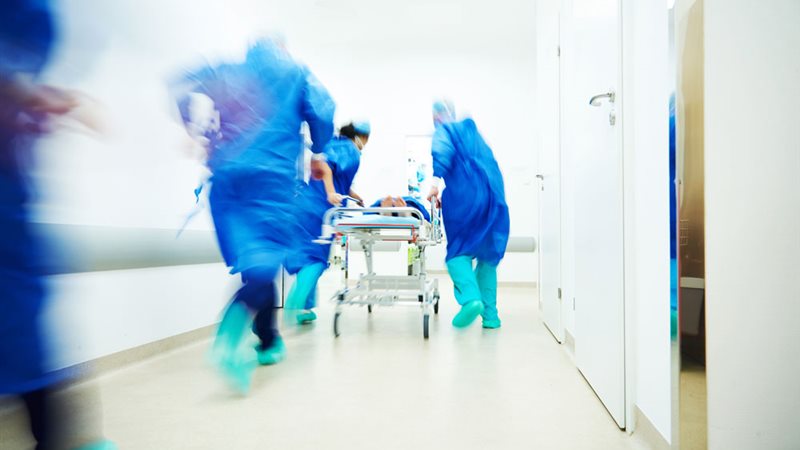 إحالة 4 أفراد طاقم