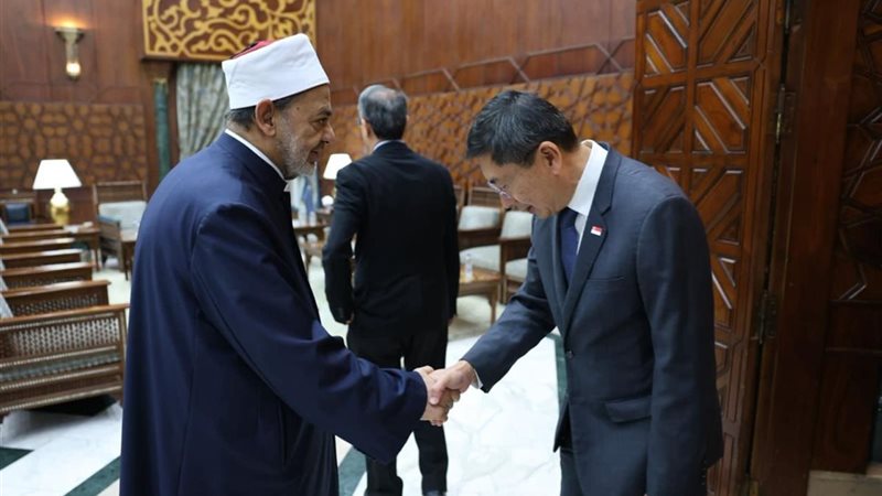 شيخ الأزهر يستقبل وزير شؤون المسلمين في سنغافورة