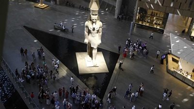 حقيقة وجود أغطية بلاستيكية ممزقة حول سور المتحف المصري الكبير، السياحة ترد