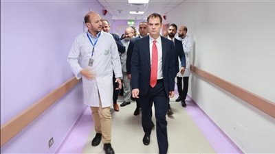 وزير بريطاني يزور مستشفى الشيخ زايد التخصصي لدعم مصابي غزة 