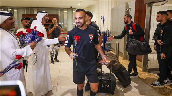 استقبال بعثة الأهلي بالورود في مدينة العين 