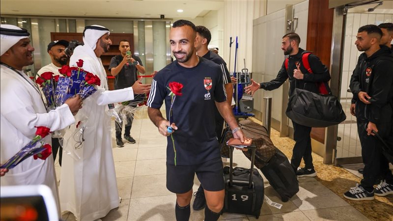 استقبال بعثة الأهلي بالورود في مدينة العين 